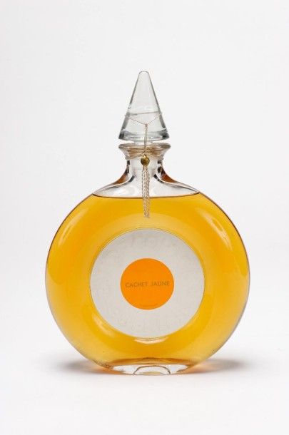 Guerlain «CACHET JAUNE»
Flacon en verre incolore pressé moulé, modèle montre. Etiquette...