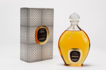 Guerlain «SHALIMAR»
Flacon en verre modèle goutte, étiquette titrée.
Parfum d'Origine...