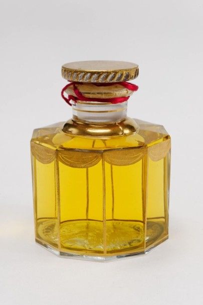 Guerlain "SILLAGE"
Flacon en verre moulé incolore modèle Empire, de forme cylindrique...