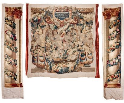 BRUXELLES début XVIIème siècle Fragment de tapisserie entouré de deux colonnes torses
A...