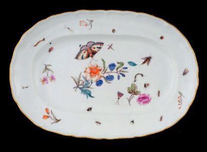 MEISSEN Plat ovale de forme contourné, filet or en bordure, décor polychrome naturaliste...