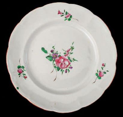 LUNEVILLE Assiette à bord lobé à décor polychrome d'une rose et autres fleurs, sur...