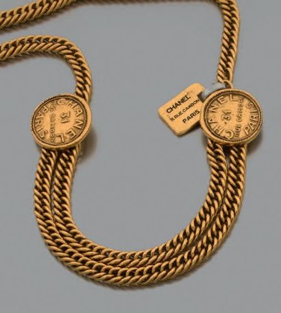 CHANEL CEINTURE en métal doré «31 rue Cambon» à maille anglaise, retenant deux médaillons....