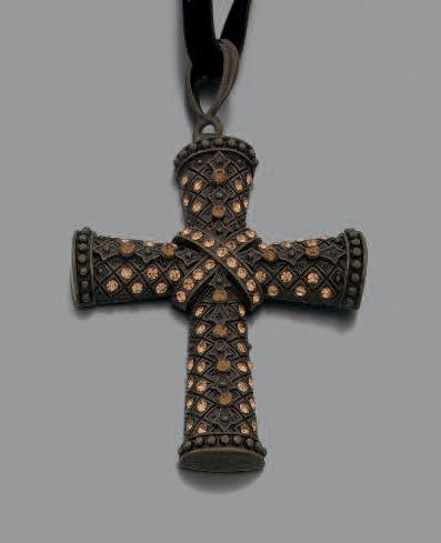 null Important PENDENTIF «croix» en métal noirci, ciselé et boulé, orné de pierres...