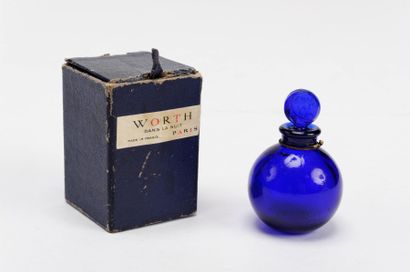 WORTH "Dans la Nuit"
Flacon miniature de forme boule en verre couleur bleue, titré...
