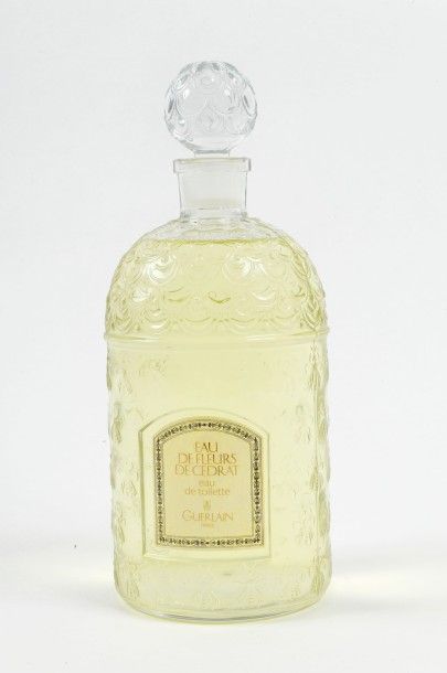 Guerlain Flacon géant en verre abeilles incolore, titré «Eau de Cologne de Cédrat».
Factice.
H:...