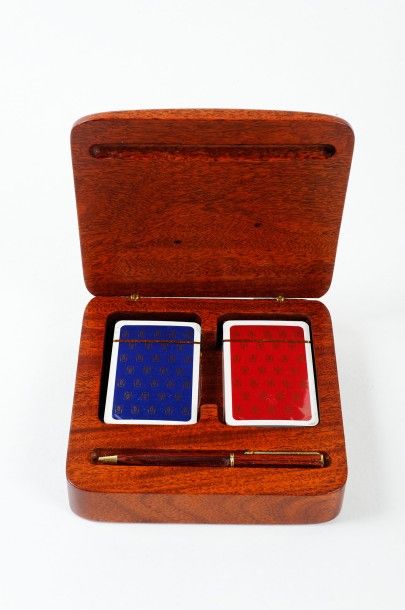 Guerlain Coffret en bois précieux titré «Guerlain» contenant deux jeux de cartes...