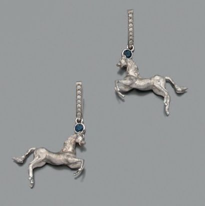 null PAIRE DE PENDANTS D'OREILLES «chevaux» en or gris 14 carats (585 millièmes)...