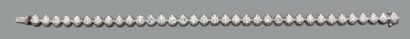null BRACELET en or gris (750 millièmes) serti d'un alignement de 35 diamants taille...