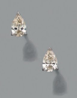 null PAIRE de CLOUS D'OREILLES en or gris (750 millièmes) serti de deux diamants...