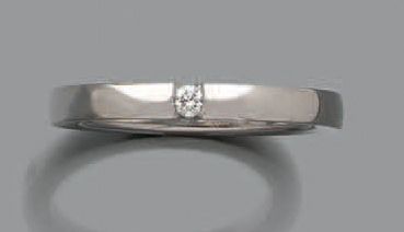 LUCA CARATI 
ALLIANCE en or gris (750 millièmes) serti d'un diamant taille brillant....