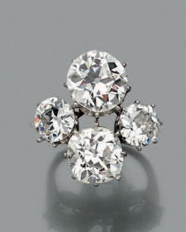 null DIAMANT taille ancienne de forme coussin pesant 4,73 carats.
Le diamant est...