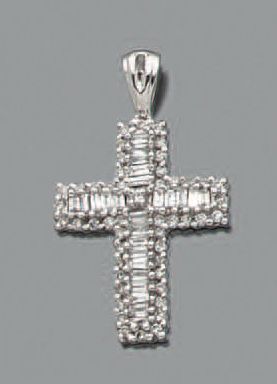 null PENDENTIF «croix» en or gris 14 carats (585 millièmes) serti de diamants baguettes...