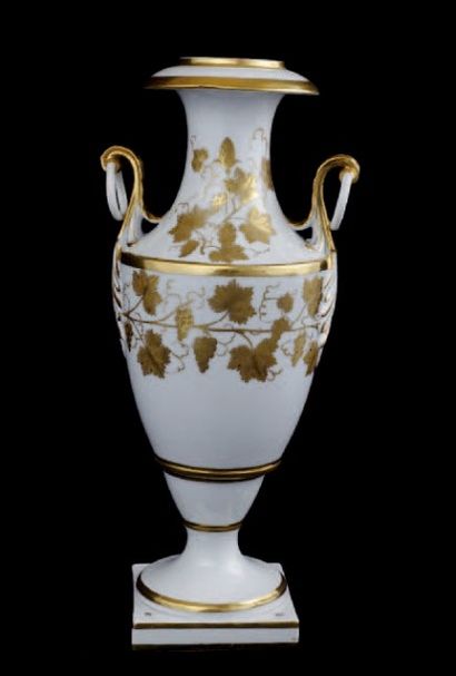 PARIS 
Vase de forme balustre reposant sur un pied carré, anses relevées en feuillage...