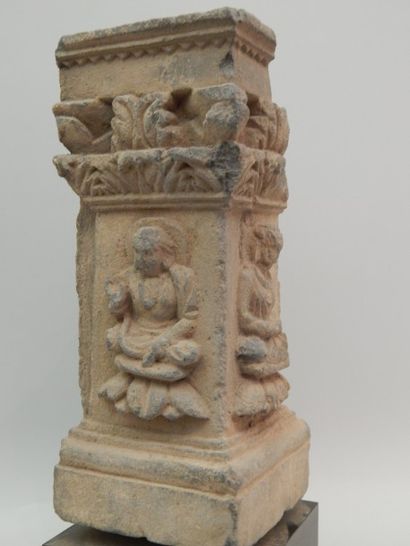 null Pilastre historié orné de deux Bouddha assis sur un socle et chapiteau pseudo-corinthien.
En...