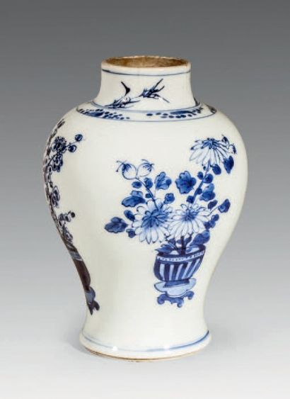 null Vase balustre en porcelaine à décor «bleu blanc» de jardinières contenant les...