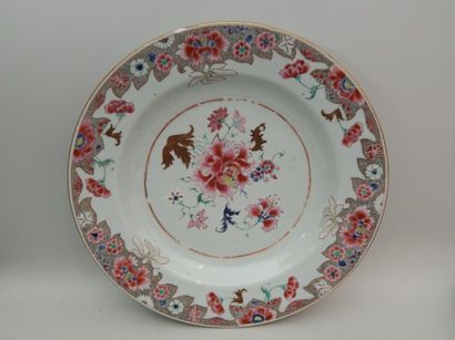 null Plat en porcelaine à décor «famille rose» d'un bouquet de fleurs et bordure...