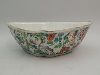 null Coupe en porcelaine polylobée à décor «famille rose» de fleurs, fruits à l'intérieur.
Chine,...