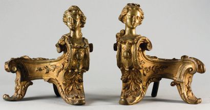null PAIRE DE CHENETS en bronze anciennement doré représentant des têtes d'espagnolettes...