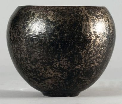 CLAUDIUS LINOSSIER (1893-1953) Vase boulle en dinanderie patiné noir et argent Signé...