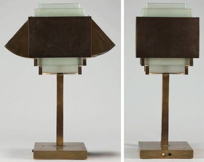JEAN PERZEL ( 1892-1986) Très belle Lampe moderniste en laiton doré, la coiffe lumineuse...