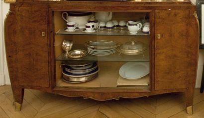 JULES LELEU (1883-1961) Buffet en placage de palissandre ouvrant sur une vitrine...