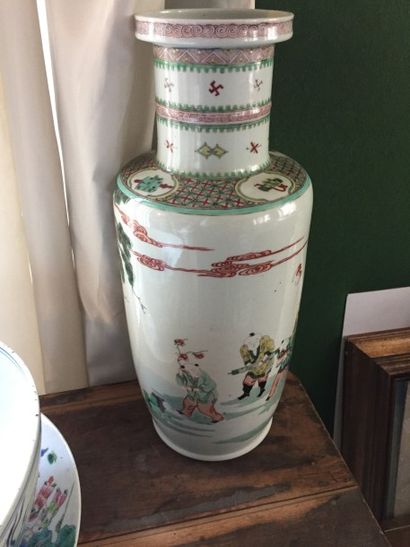 CHINE Vase col étranglé, dignitaires polychrome