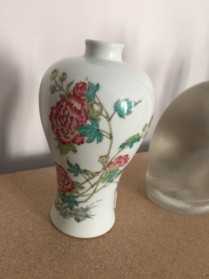 CHINE Vase meiping, décor pivoine