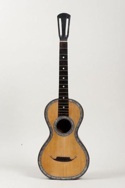 null Guitare romantique anonyme, Mirecourt, c.1840
Diapason 640mm, espacement au...
