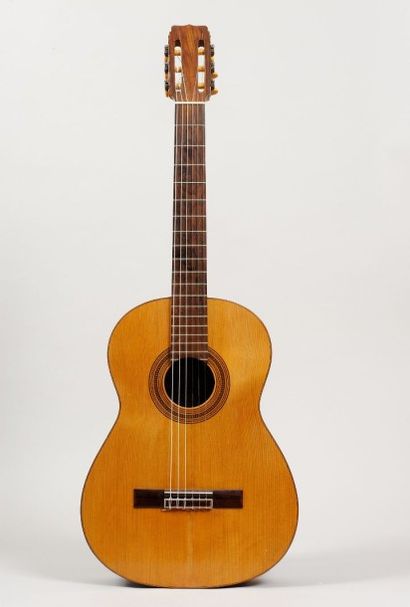 null Guitare classique espagnole de Jose Ramirez II dont elle porte l'étiquette au...