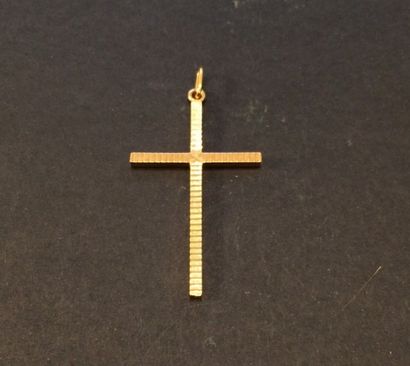 PENDENTIF «croix» en or jaune (750 millièmes)...