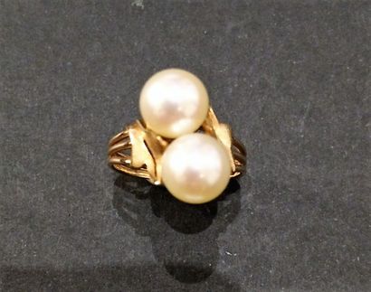 null BAGUE en or jaune (750 millièmes) ajouré orné de deux perles de culture blanches....