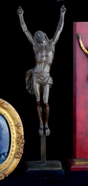 null Christ au perizonium noué à droite
Sculpture, épreuve en bronze à patine noire...