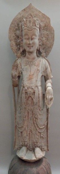 null Bodhisattva Guanyin auréolé, représenté debout, vêtu d'une longue robe et paré...
