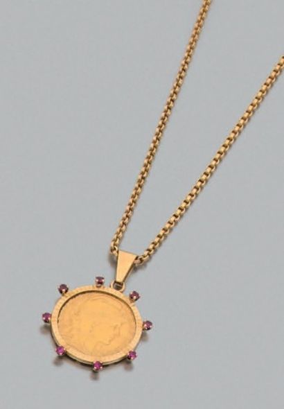 null PENDENTIF, et sa chaînette, en or jaune (750 millièmes) orné d'une pièce de...