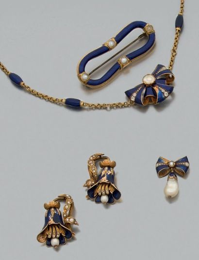 null ENSEMBLE comprenant COLLIER et un PENDENTIF «noeuds», deux ELEMENTS «campanules»...