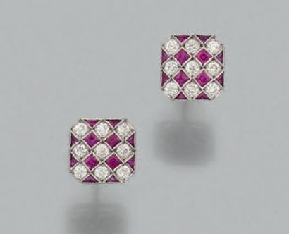 null PAIRE de BOUCLES D'OREILLES «damier» en or gris (750 millièmes) serti de rubis...