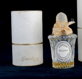 Guerlain "Muguet"
Flacon modèle Louis XVI, étiquette titrée "Guerlain Muguet Champs...