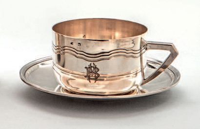 M.O.HENIN TASSE et sa SOUS-TASSE en argent (950 millièmes) godronné et ciselé d'un...