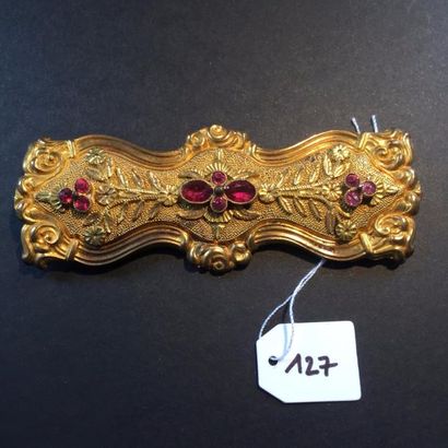 null Importante BROCHE en «pomponne» amati et ciselé et sertie de pierres roses....