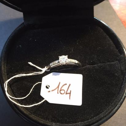 MAUBOUSSIN BAGUE solitaire en or gris (750 millièmes) serti d'un diamant taille brillant...