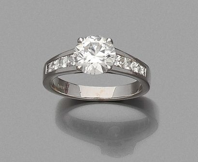null BAGUE en or gris (750 millièmes) serti d'un diamant taille brillant, pesant...