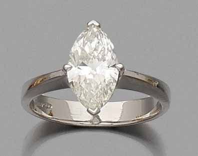 null BAGUE solitaire en or gris (750 millièmes) serti d'un diamant taille marquise...