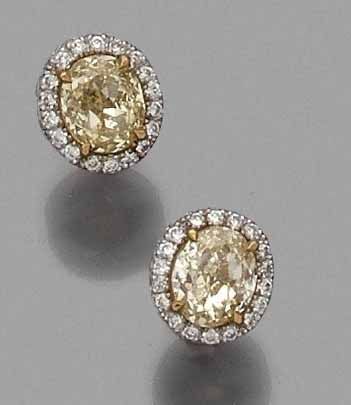 null PAIRE de CLOUS d'OREILLES ovales en or gris (750 millièmes) serti de deux diamants...
