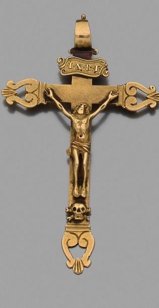 null PENDENTIF «croix» en or jaune (585 millièmes) 14 carats, ajouré et ciselé représentant...