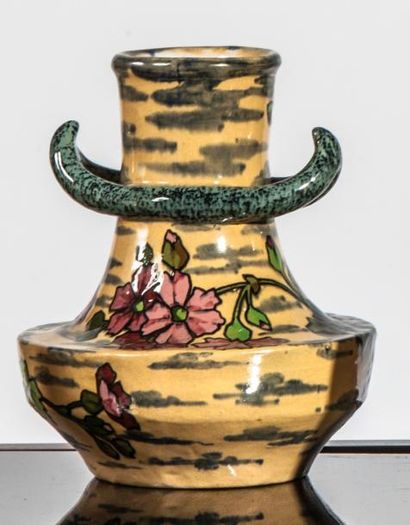 Pierre -Adrien DALPAYRAT (1844- 1910) 
Vase " Art Nouveau ", à anses, en faïence...