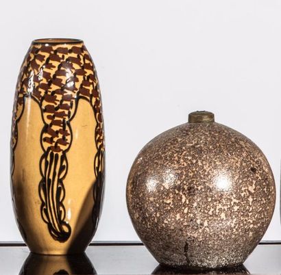 null Lot composé
Vase oblong en céramique à décor sur beige de feuilles stylisées....