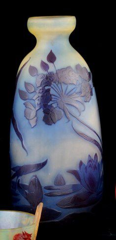 ÉTABLISSEMENT GALLÉ Vase ovoïde à col ourlé en verre doublé à décor gravé à l'acide...