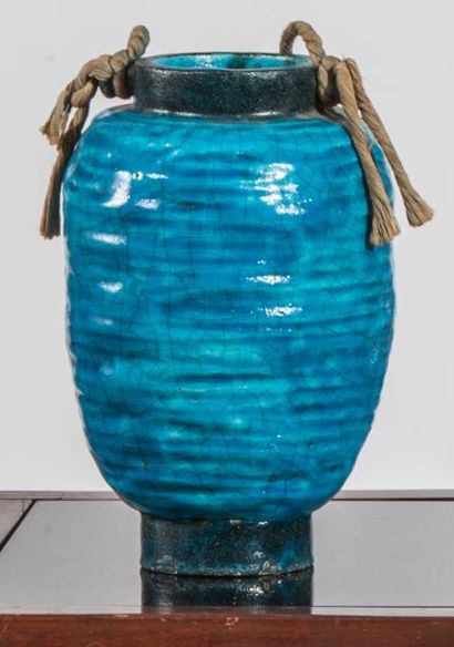 Edmond Lachenal (1855-1930) 
Vase en faïence émaillée bleue «Iznik», Complet de son...