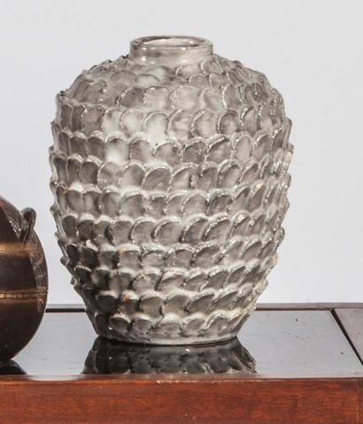 null Vase de forme ovoïde en céramique à décor d'écailles
H.24cm